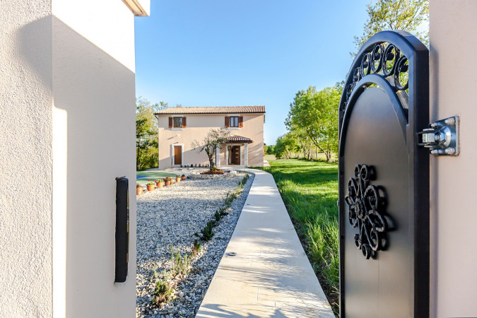 Eksterijer, House Andrija&scaron;i s grijanim bazenom i ko&scaron;arka&scaron;kim terenom, Žminj, Istra Domijanići